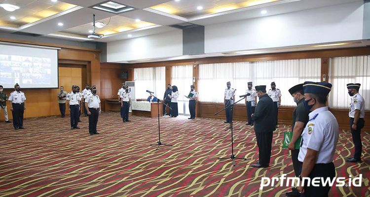 Wakil Gubernur Jawa Barat Uu Ruzhanul Ulum bertindak sebagai Inspektur Upacara Upacara Peringatan Hari Perhubungan Nasional Tahun 2020 di kantor Dinas Perhubungan Provinsi Jawa Barat Kamis,17 September 2020.