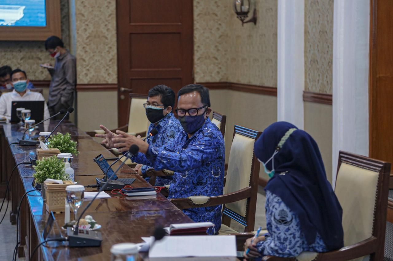 Wali Kota Bogor, Bima Arya Sugiarto saat rapat di Balaikota Bogor, Kamis 17 September 2020