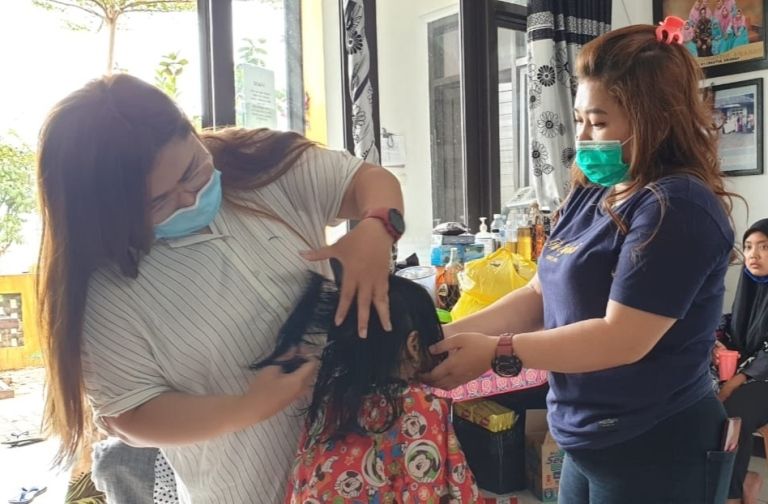 Janda Ibu dan Anak Layani Jasa Potong Rambut Gratis Bagi ...