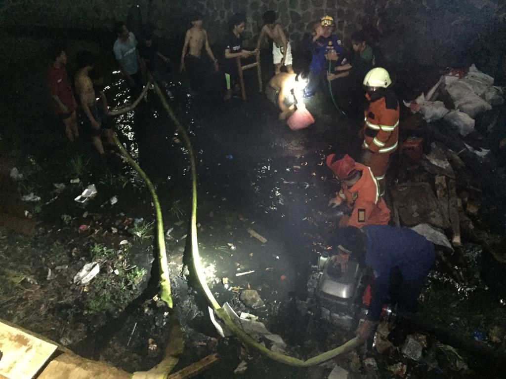 Sejumlah personel Diskar PB Kota Bandung saat melakukan penyedotan air sungai untuk memadamkan kebakaran di Jalan Babakan Sari 3, Kecamatan Kiaracondong, Kota Bandung, Jumat 18 Sepetember 2020 malam.