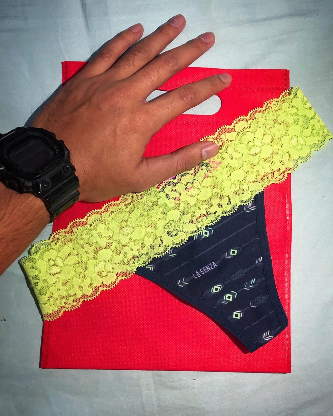 YouTuber Bobby Tria Sanjaya nekat beli celana dalam bekas Dinar Candy seharga Rp 50 juta