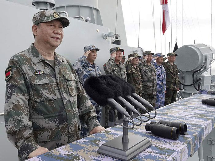 Presiden China Xi Jinping di kapal perang China. (PIT)