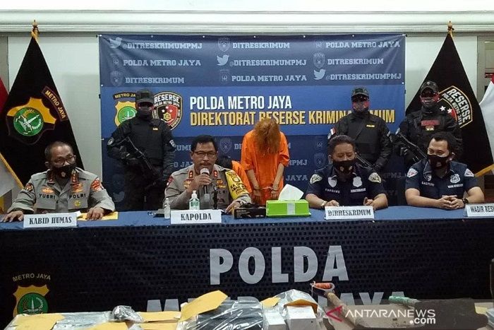 Kapolda Metro Jaya Irjen Pol Nana Sudjana (ketiga kiri) berikan keterangan mengenai penangkapan dua tersangka kasus pembunuhan disertai mutilasi dalam konferensi pers di Mako Polda Metro Jaya, Kamis