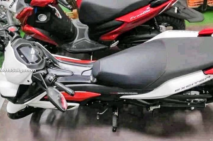 Motor Yamaha MX King 155 generasi terbaru yang hadir dengan warna putih dipadukan grafis merah