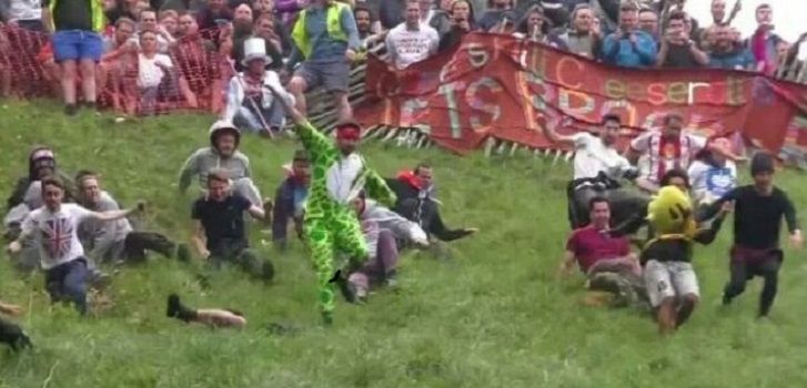 tradisi Cooper’s Hill Cheese-Rolling and Wake