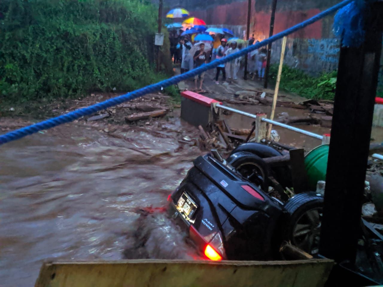 Kendaraan hanyut akibat banjir bandang di Cicurug, Sukabumi pada hari Senin 21 September 2020