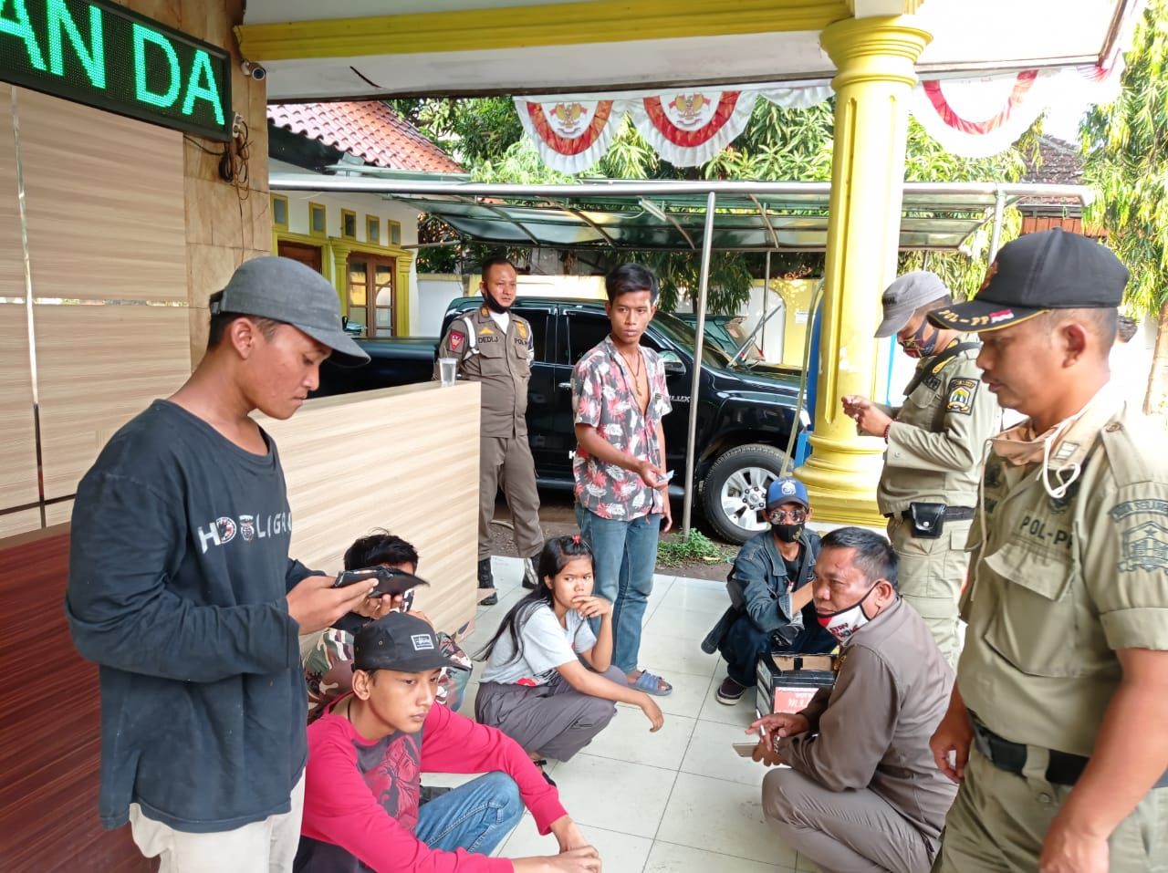Petugas Satpol PP Kota Serang mengamankan sejumlah anjal dan manusia silver yang terjaring razia di Kantor Satpol PP Kota Serang, Senin (21/9/2020).