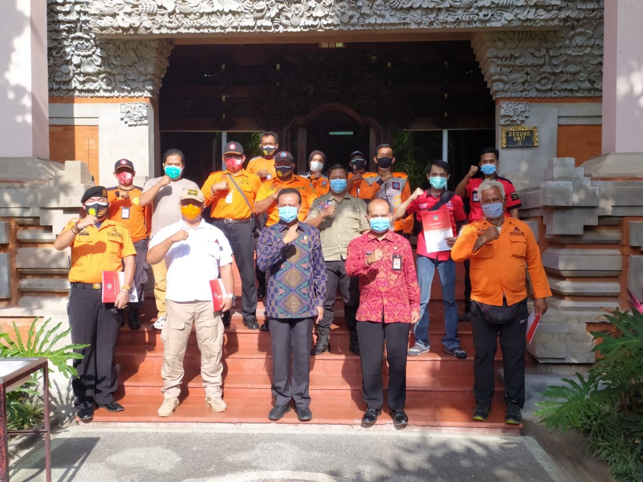 Sekretaris Daerah Provinsi Bali seusai memberikan penghargaan kepada para relawan Covid-19