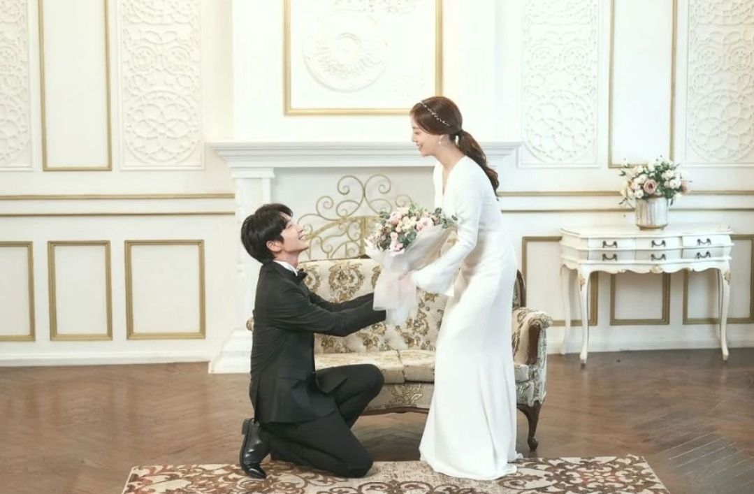 Lee Joon Gi (kiri) dan Moon Chae Won (kanan), potongan gambar episode terakhir Flower of Evil.*
