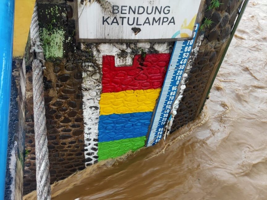 Papan mercu pengukur tinggi muka air (TMA) sungai Ciliwung diBendung Katulampa menunjukan 60 CM atau siaga 4 banjir Jakarta, pukul 15.25 WIB, Selasa 22 September 2020