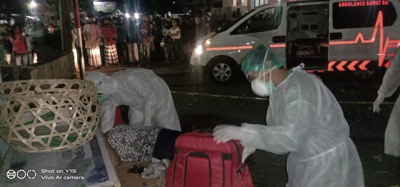 seorang pedagang di terminal Pesiapan Tabanan ditemukan tak bernyawa saat sedang tertidur karena kelelahan di kursi dagangannya