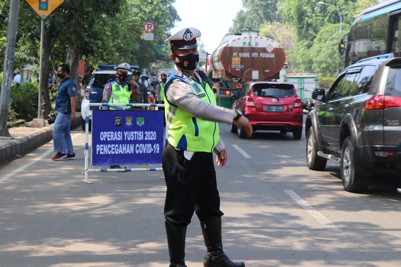Polisi sedang mengatur lalu lintas di sekitar lokasi Operasi Yustisi di Tangerang
