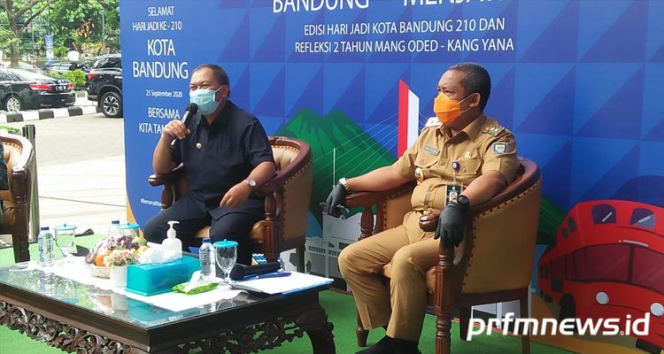 Wali Kota Bandung, Oded M. Danial dan Wakil Wali Kota Bandung saat berbincang dengan awak media di Balai Kota Bandung, Selasa 22 September 2020.