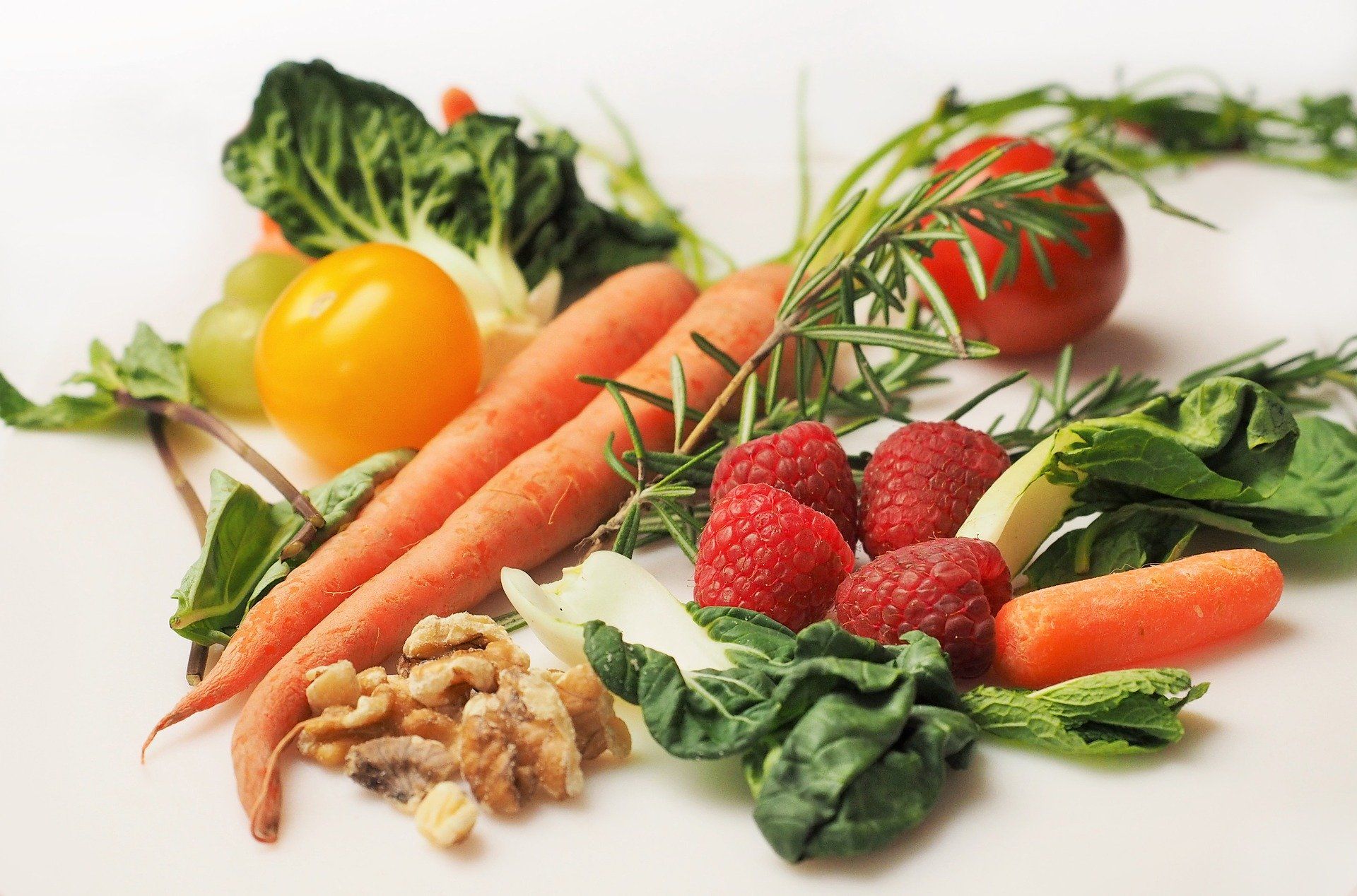 Ilustrasi buah dan sayuran yang mengandung banyak vitamin/