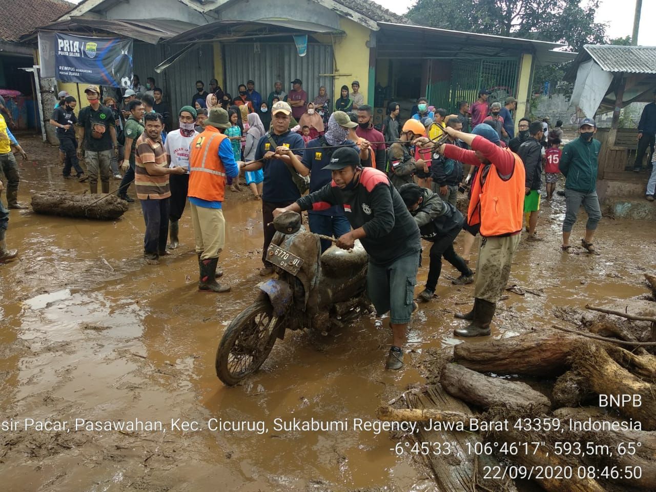 Petugas bersama masyarakat melakukan evakuasi harta benda di lokasi desa yang rusak diterjang banjir bandang (ZONABANTEN.com)