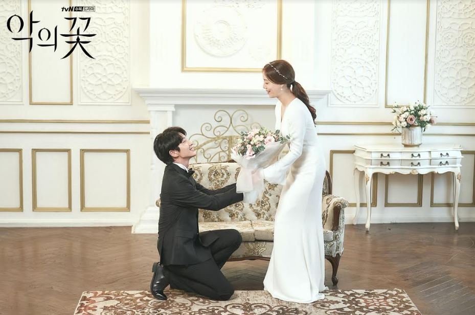 Do Hyun Soo terlihat romantis berlutut dan menyerahkan bunga kepada Cha Ji Won.
