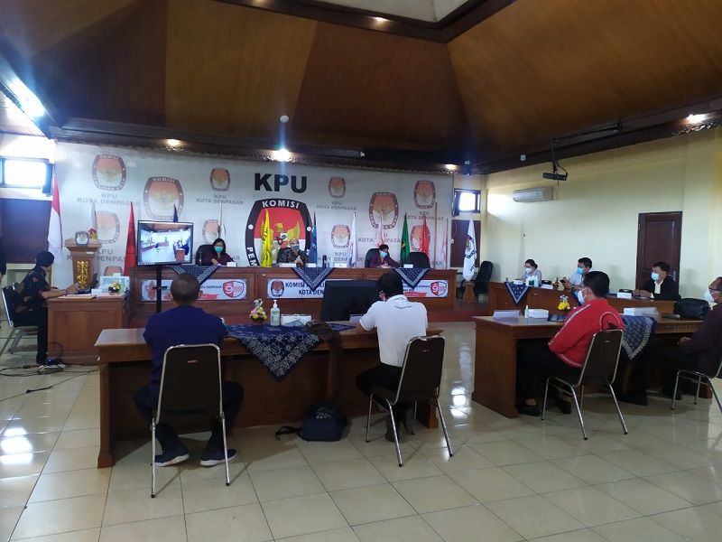  KPU Kota Denpasar, Rabu 23 September 2020 menggelar rapat pleno penetapan Bapaslon menjadi paslon Pilwali dan penandatanganan 10 poin kesepakatan tim kampanye
