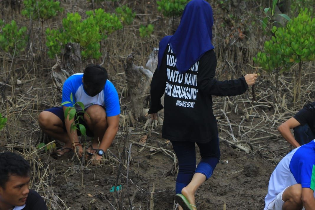 PEDULI : Tampak Komunitas MTMR Melakukan Penanaman Mangrove. (Foto Fandri Mamonto)