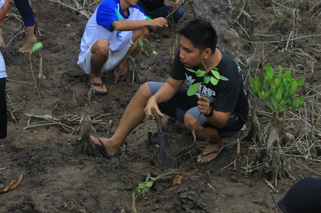 PEDULI : Tampak Komunitas MTMR Melakukan Penanaman Mangrove. (Foto Fandri Mamonto)