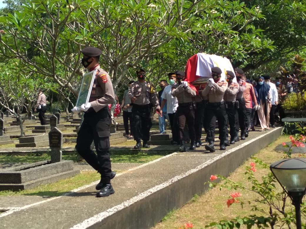 Prosesi pamakaman suami Bupati Bogor Ade Yasin, Aiptu Yanwar di Taman Makam Pondok Rajek, Cibinong, Kabupaten Bogor, Kamis 24 September 2020