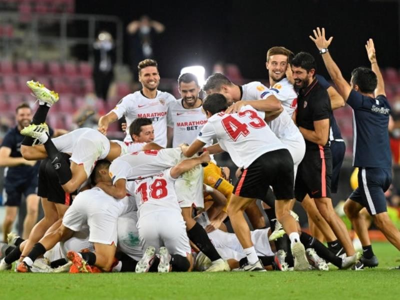 Sevilla merayakan juara Europa League 2020.