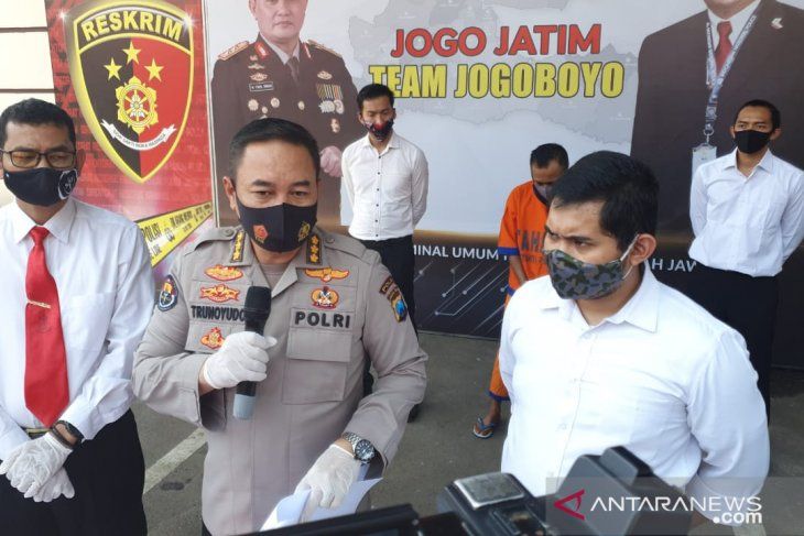 Polisi saat merilis kasus prostitusi terselubung yang dibongkar di sebuah tempat karaoke di Kota Madiun, di Mapolda Jatim, Surabaya, Senin 14 September 2020.