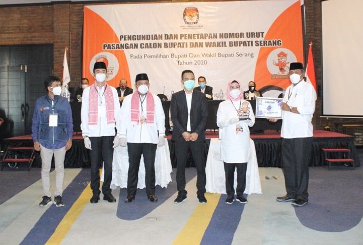 Pengundian nomor urut paslon pada Pilkada Kabupaten Serang 2020 yang digelar KPU Kabupaten Serang dengan protokol kesehatan.*