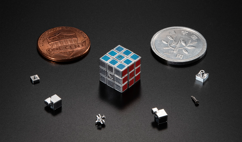 Rubik terkecil di dunia asal Jepang.