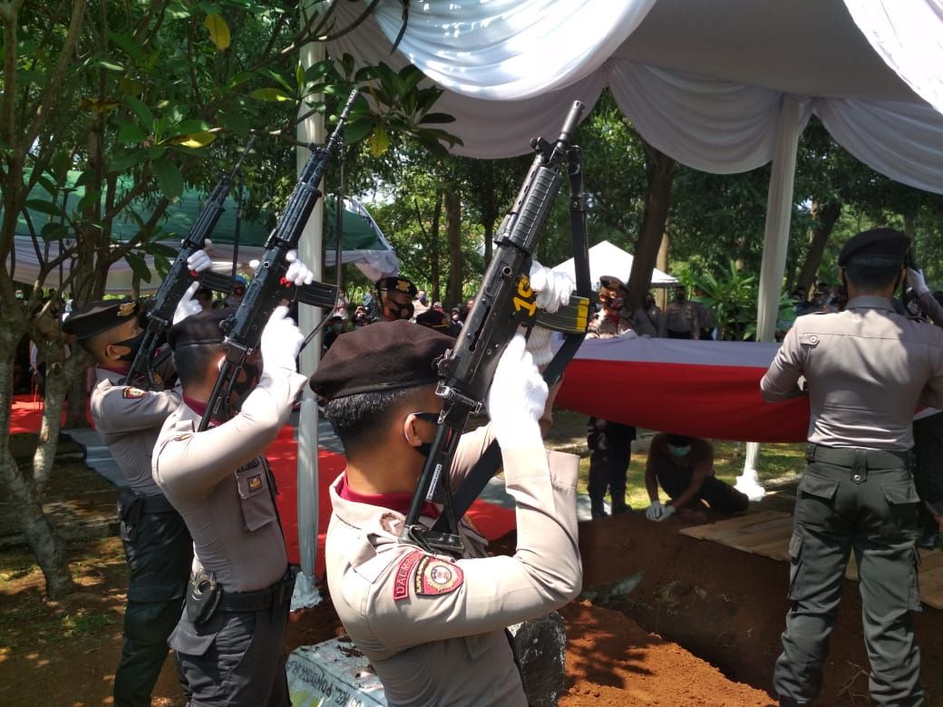 Tembakan salvo pada prosesi pemakaman suami Bupati Bogor Ade Yasin Aiptu Yanwar Permadi di makam pahlawan, Cibinong 24 September 2020