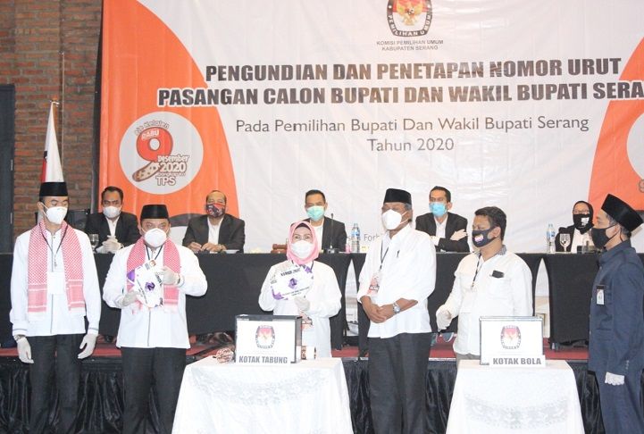 Pengundian nomor urut paslon Pilkada Kabupaten Serang 2020 yang digelar KPU Kabupaten Serang menerapkan protokol kesehatan.*