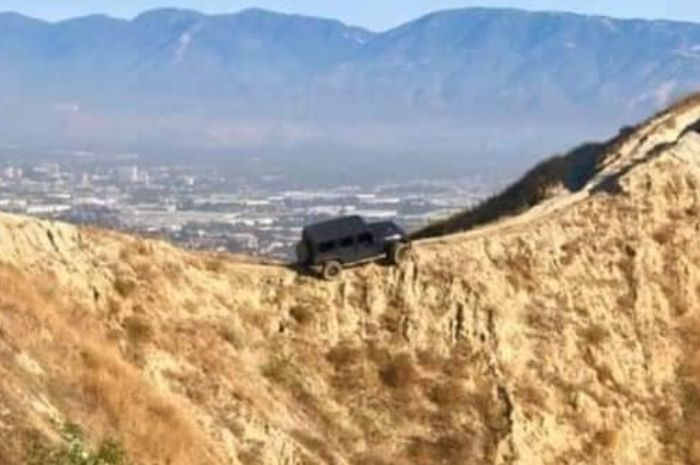 Jeep Wrangler malang di Amerika Serikat yang terjebak di atas gunung karena nekat off-road di jalur sepeda gunung
