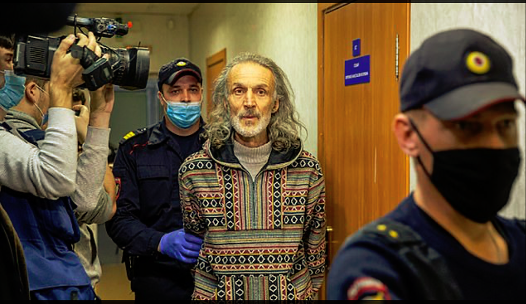 Sergel Torop 'Yesus dari Siberia' dalam kendisi di borgol saat dibawa ke kantor polisi