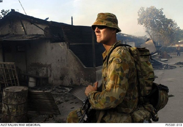 Tentara Australia ketika berjaga di Dili, nampak bangunan rumah dan toko terbakar hangus saat geng-geng Timor Leste melakukan penyerangan Australian War Memorial
