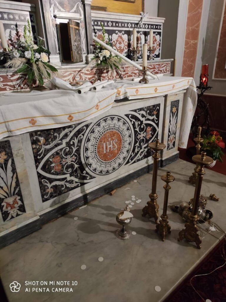 Altar yang dirusak dan juga gambar suci Perawan Maria juga dirusak