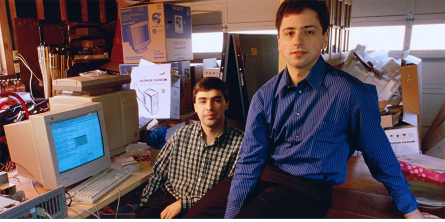 Larry Page (kiri). Larry Page yang merupakan pendiri Google 