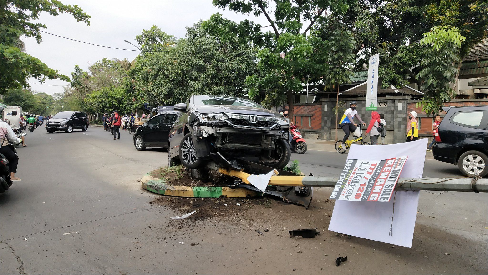 Gara-gara Sopir Ngantuk, Sebuah Mobil Tabrak Pembatas Jalan Dan Tiang ...