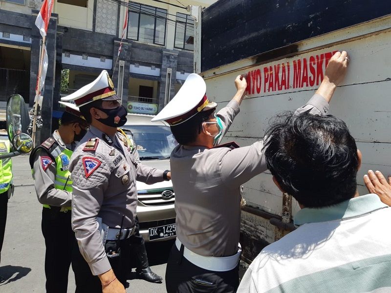  Stiker  Ayo Pakai  Masker  Polda Bali di Kintamani Indo 