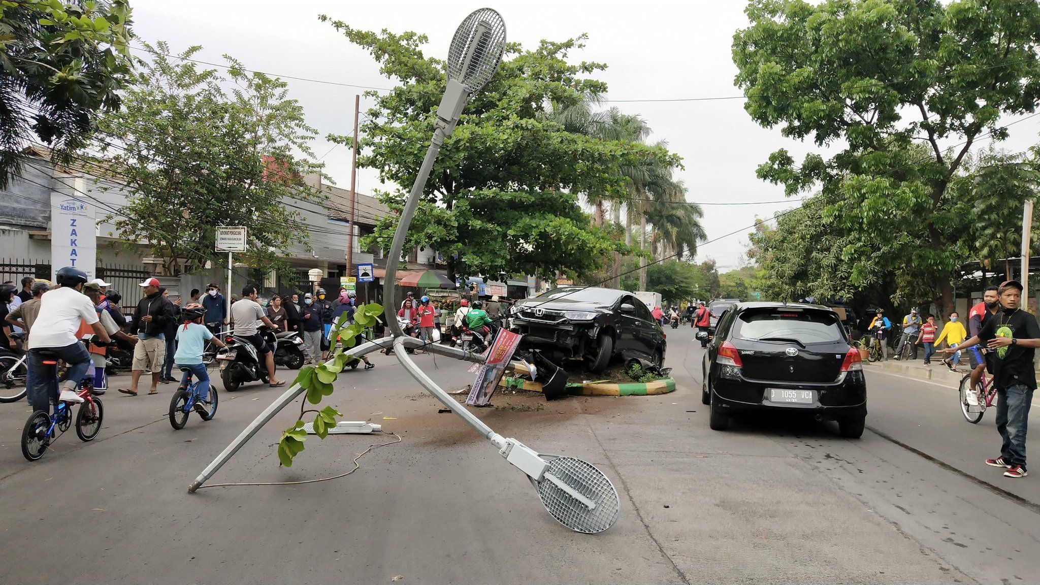 Karena sopir mengantuk, sebuah mobil menabrak pembatas jalan di Jalan Pacuan Kuda, Arcamanik, Kota Bandung. Kecelakaan tunggal tersebut terjadi pada Minggu 27 September 2020, sekira pukul 05.00 WIB.*
