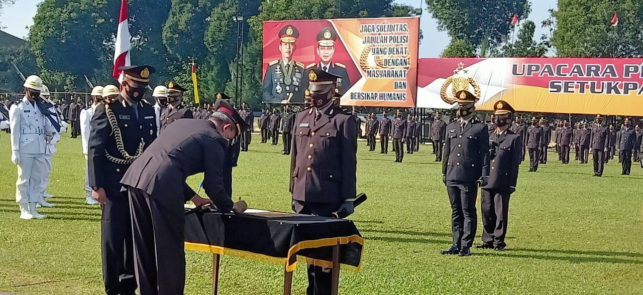 Kalemdikpol Komjen Pol Arief Sulistyanto menandatangani beita acara pelantikan perwira polisi angkatan 49.ISTIMEWA