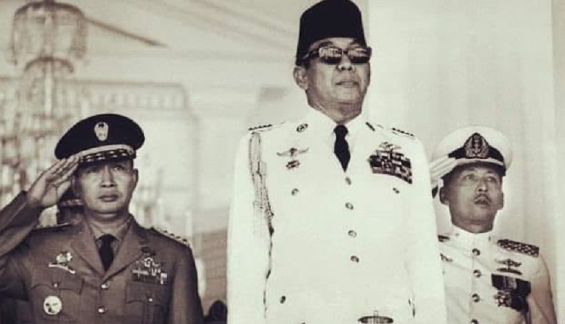 Presiden Soekarno dan Soeharto (kiri belakang sebelum menjabat Presiden kedua RI).