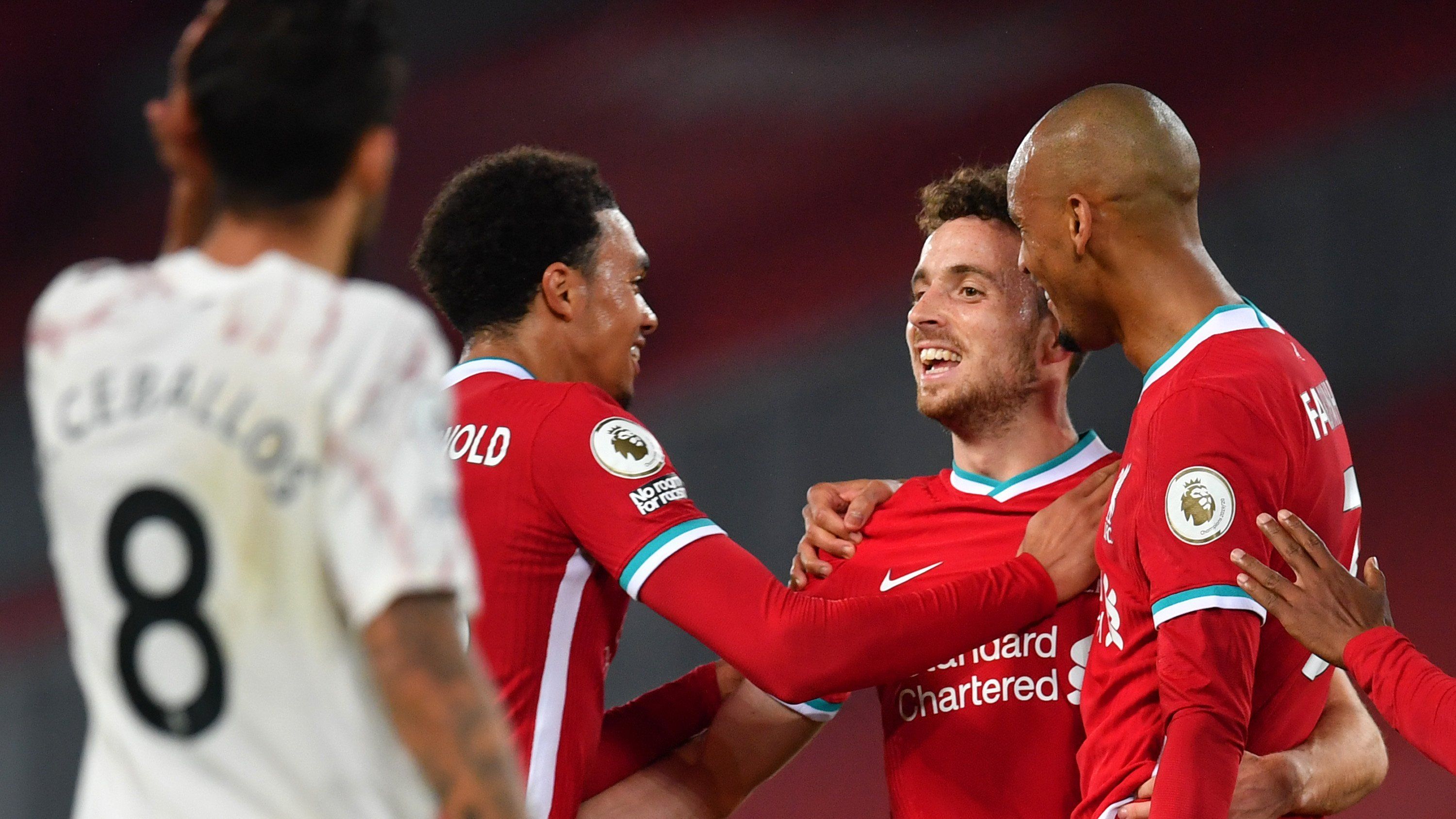 Pemain Liverpool, Alexander-Arnold dan Fabinho merayakan bersama gol yang dicetak Diogo Jota pada laga menghadapi Arsenal di Stadion Anfield dengan skor akhir 3-1.*