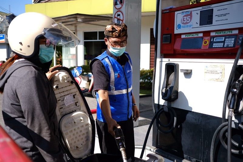 Petugas pom bensin sedang melayani konsumen.PT Pertamina (Persero)  memperluas Program Langit Biru di Bali dari Denpasar pada hari ini 29 September bisa dirasakan juga di Gianyar Bali