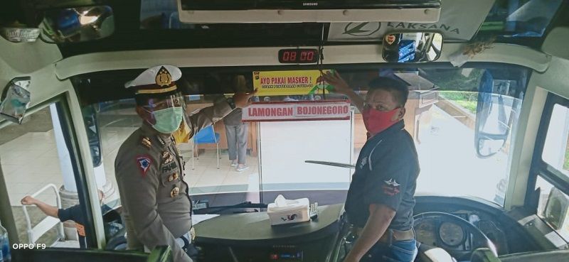 Polres Badung Bali melakukan giat pendisiplinan warga untuk memakai masker dengan menempelkan stiker di bada bus demi menangkal covid-19
