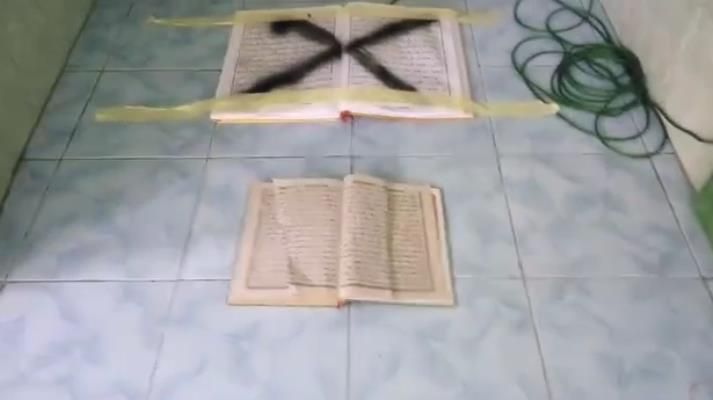 Foto Alquran dirobek di Mushallah Darussalam Tangerang