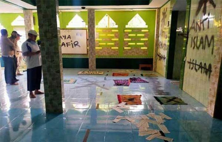 Perusakan Al-Qur'an dan vandalisme di Mushola Tangerang.
