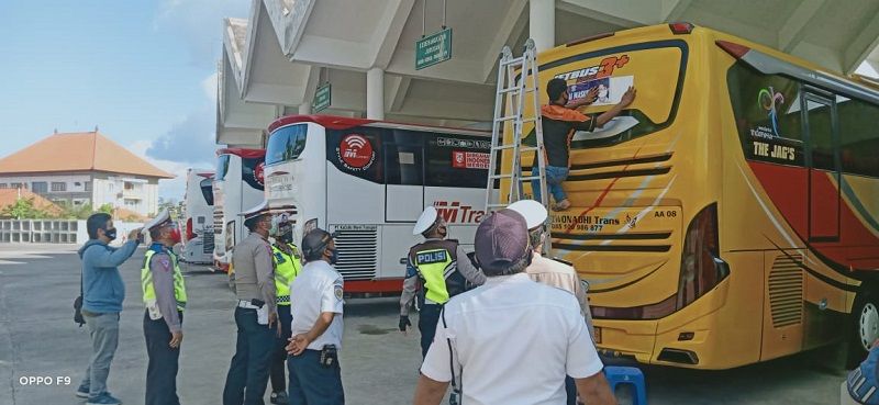 Polres Badung Bali melakukan giat pendisiplinan warga untuk memakai masker dengan menempelkan stiker di bada bus demi menangkal covid-19