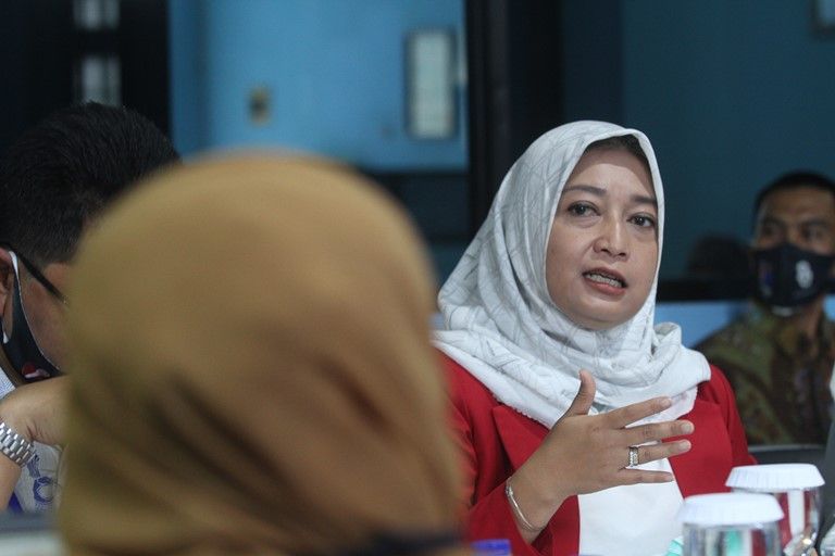  Calon Bupati Bandung nomor urut 2, Yena Iskandar Ma'soem berdiskusi dengan pimpinan dan redaktur saat berkunjung ke kantor redaksi HU. Gamaledia, di Jln. Blk. Factory, Kota Bandung, Kamis, 1 Oktober 2020.(Darma Legi) 