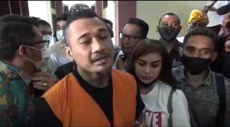 Jerinx bersama isteri Nora dan kuasa humum Wayan Gendo Suardana seusai sidang keempatnya 1 Oktober 2020 mengklarifikasi soal beredarnya video mesranya bareng sang istri dalam mobil tahanan  