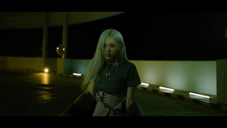 Rose dalam teaser video individu Lovesick Girls
