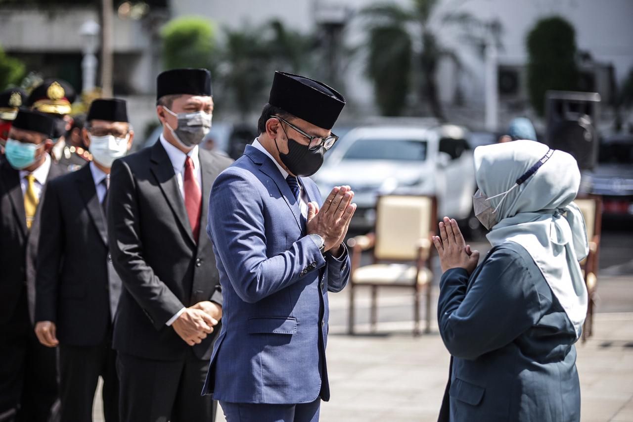 Wali Kota Bogor Bima Arya menyalami Sekda baru Kota Bogor Syarifah Sofiah